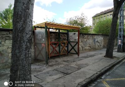 Fedett buszváró a Diószegi Sámuel utcában