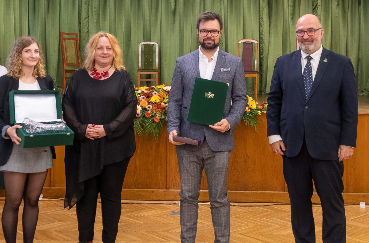GRATULÁLUNK! Józsefvárosi Közösségekért díjjal jutalmazták Pólyán Józsefet és a Józsefvárosi Gazdálkodási Központ kertészeit