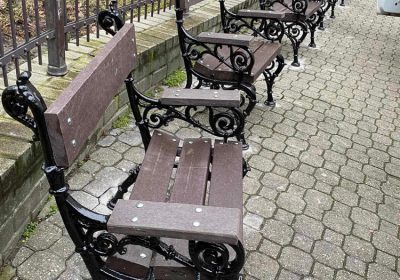 Megújult utcai székek és padok a Szent Rókus Kórház bejárata előtt