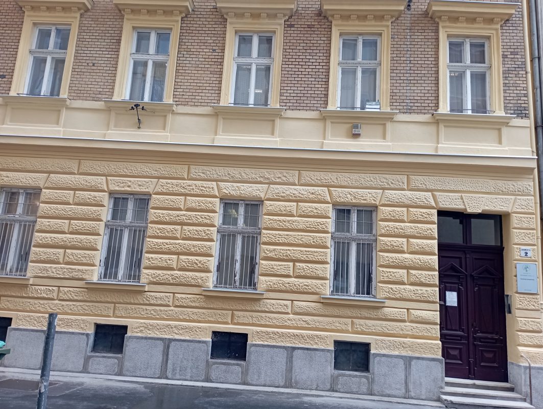 A korabeli Józsefváros hangulatát nyújtja a felújított Losonci utca 2. szám alatti JGK Gazdasági igazgatóság épülete.