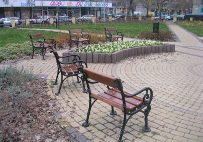 Megújulnak a közterületi bútorok a Molnár Ferenc téren is