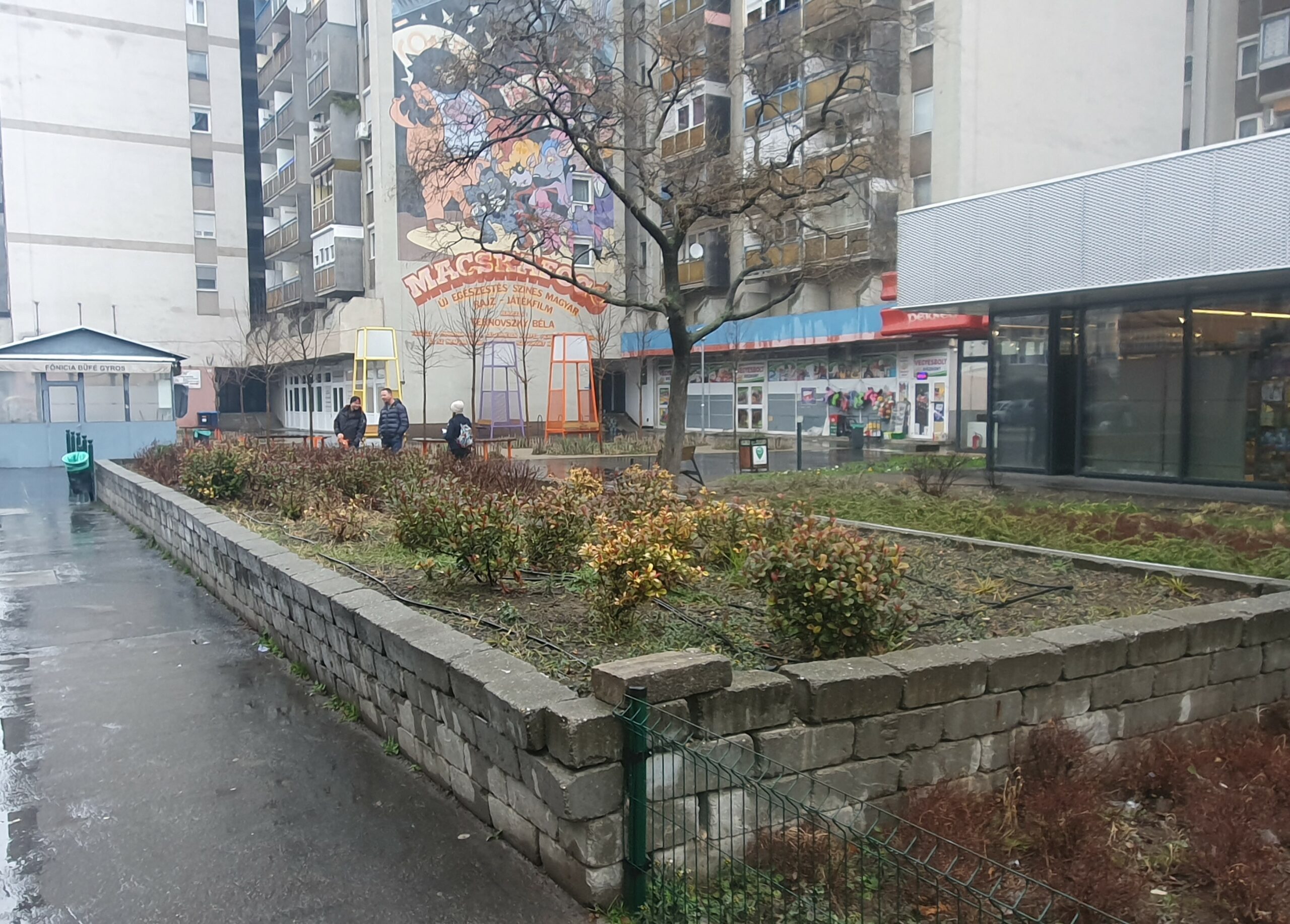 Frissítés: figyelem, ideiglenes lezárás a járdán a Szigony utcai magaságyás körül