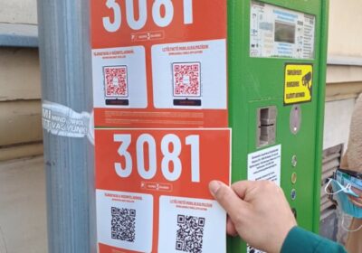 Figyelem! Csalók szedik meg magukat hamis QR-kódokkal Józsefvárosban