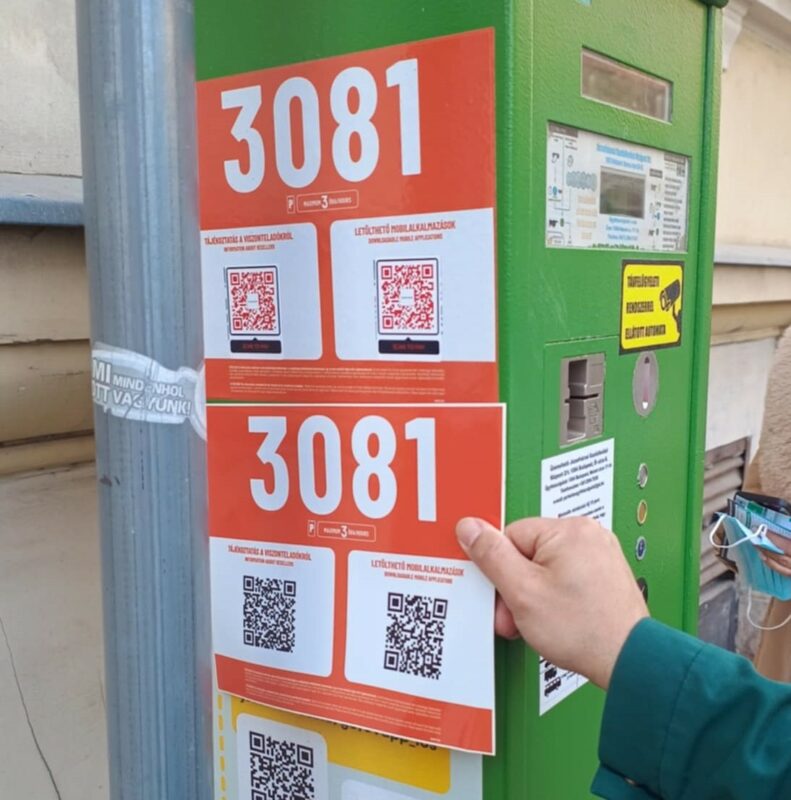 Figyelem! Csalók szedik meg magukat hamis QR-kódokkal Józsefvárosban
