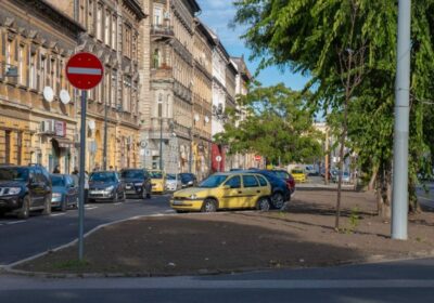 Tereprendezés és füvesítés kezdődött a Kálvária téren