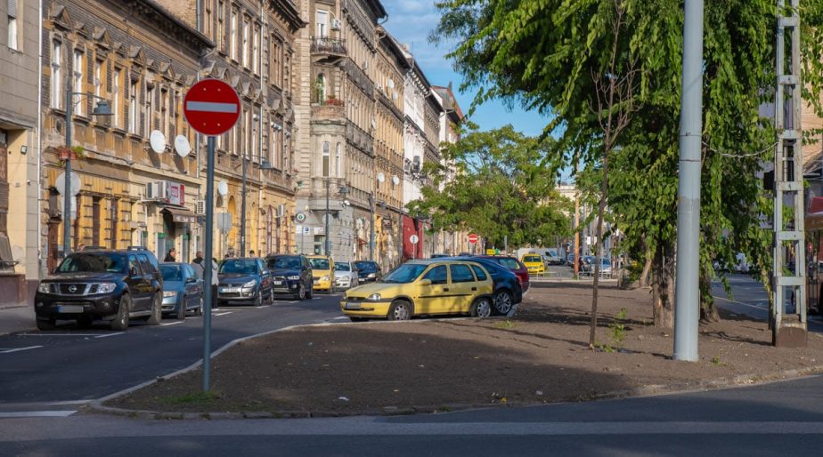 Tereprendezés és füvesítés kezdődött a Kálvária téren