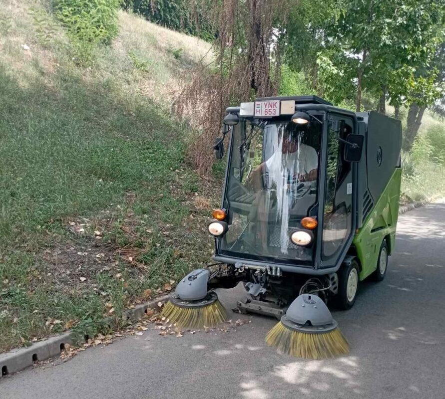 Márciusban elindulnak a Józsefvárosi kisméretű utcatakarító gépek