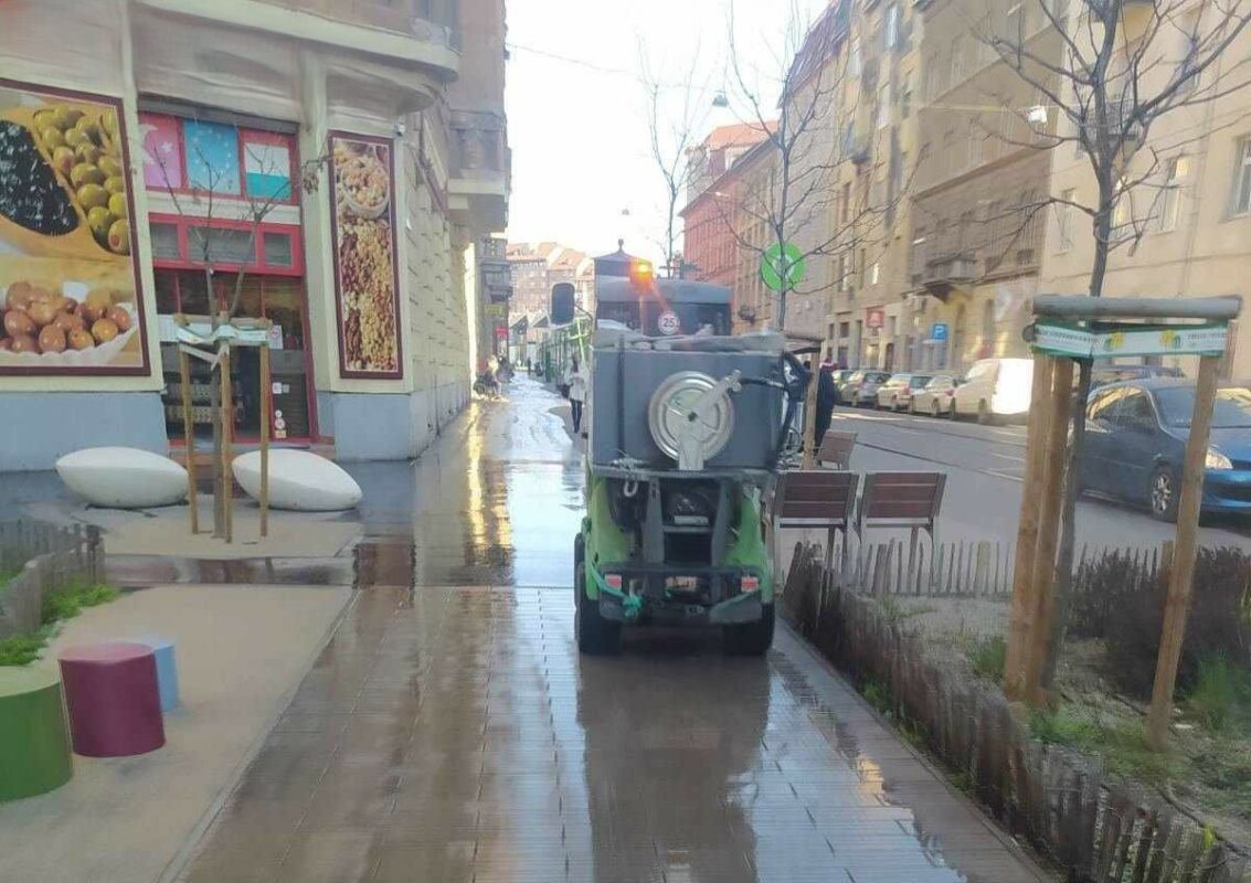 Takarítás a Népszínház utcában
