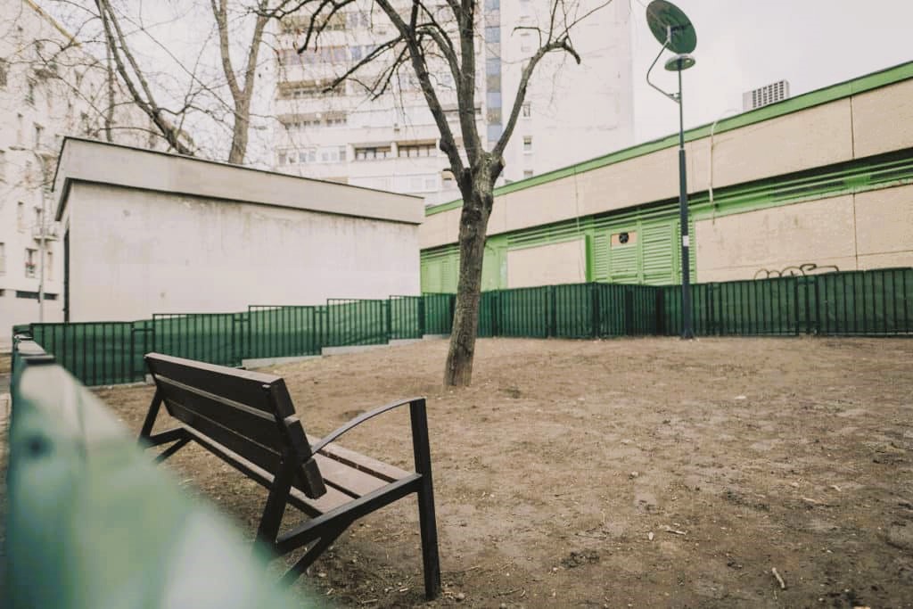 Frissítés: Rossz időjárás miatt később kezdődnek a munkálatok Homokcsere a kutyafuttatókban, festés a Leonardo téri játszótéren – karbantartási munkák Józsefvárosban