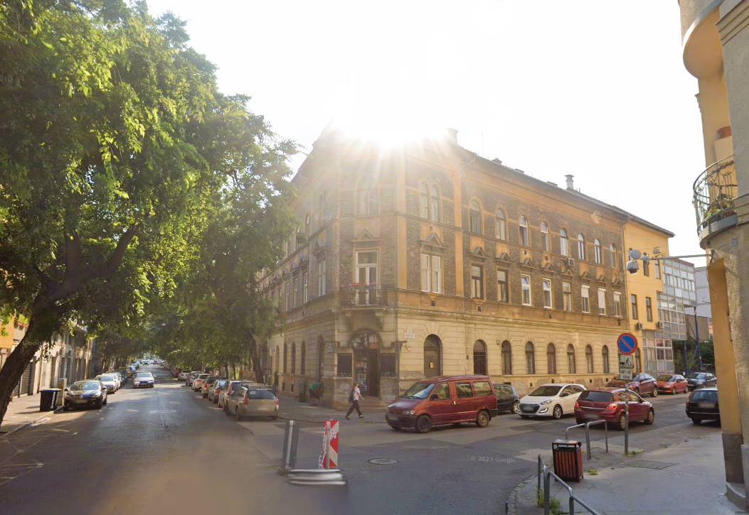 Úttestbeszakadás a Dankó és Szerdahelyi utca sarkán