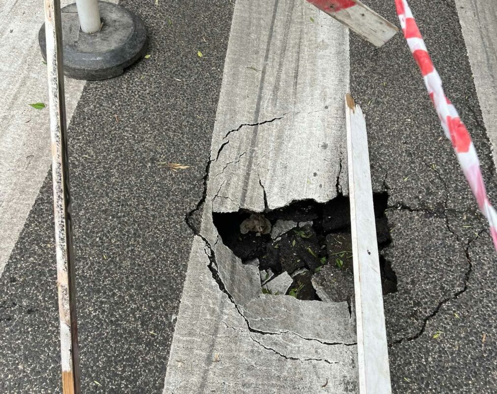 Balesetmegelőző intézkedések a Mátyás téren – beszakadt az aszfalt egy gyalogátkelőnél