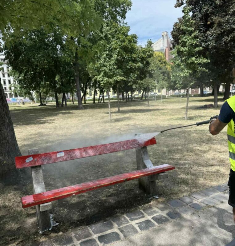 Rendszeres takarítás a II. János Pál pápa téren a lakosokért