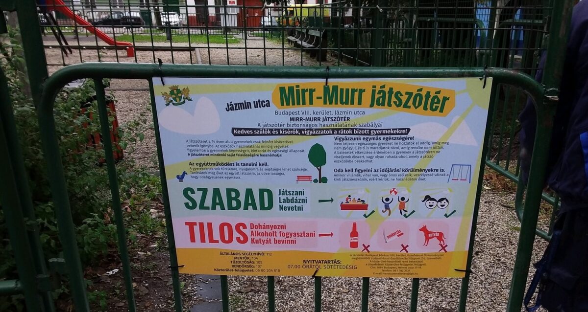 Jázmin utcai játszótéren a hintajavítási munkálatok zajlanak
